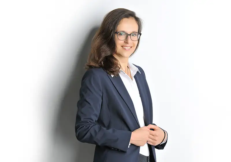 Klassischer Business-Look mit natürlicher Hautretusche
