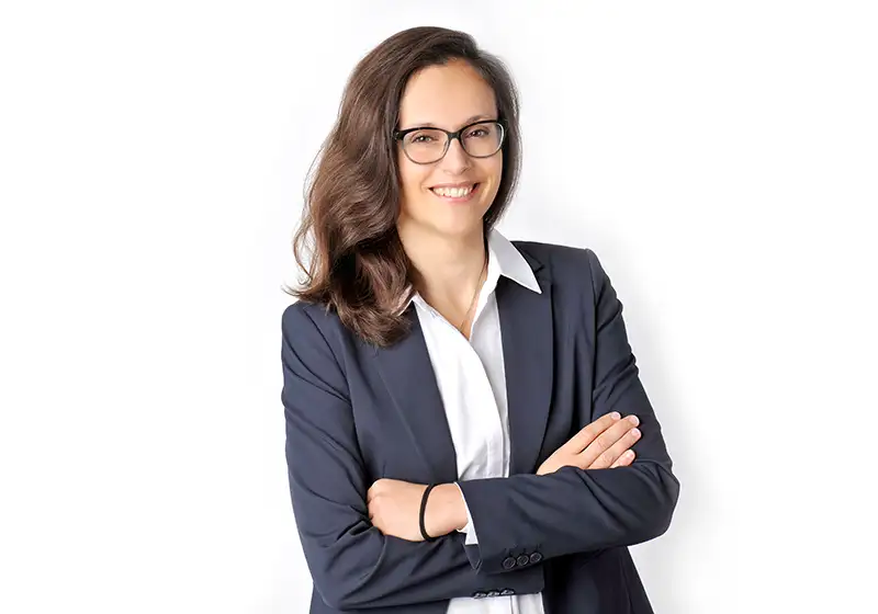Modernes Corporate-Portrait mit neutralem Hintergrund
